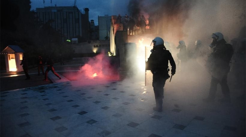 Επικίνδυνα τα χημικά που έριξαν τα ΜΑΤ στη χθεσινή διαδήλωση, καταγγέλλει ο ΙΣΑ